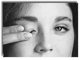 Centering a contact lens