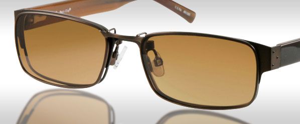 Eyeglasses with magnetic sunglass clip