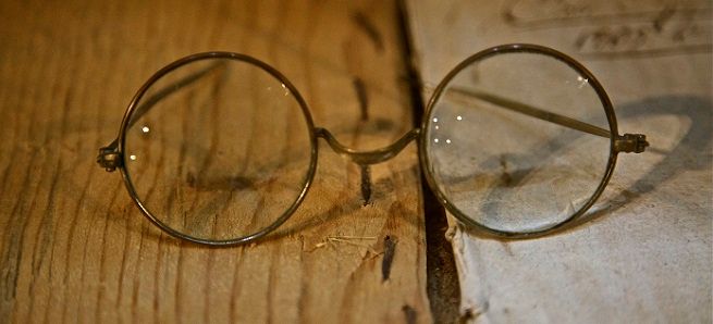 Who invented eyeglasses?